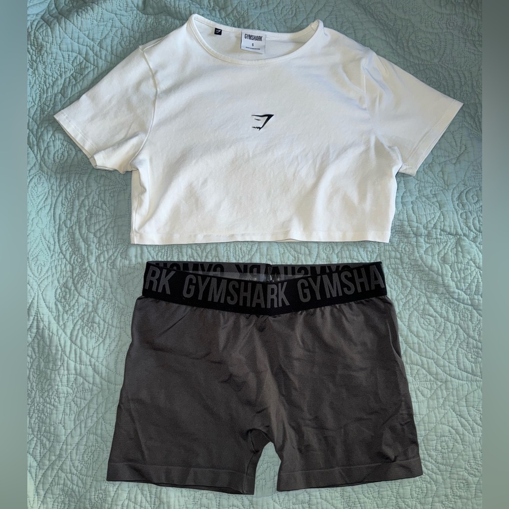 Gymshark size small bundle (crop top and shorts)